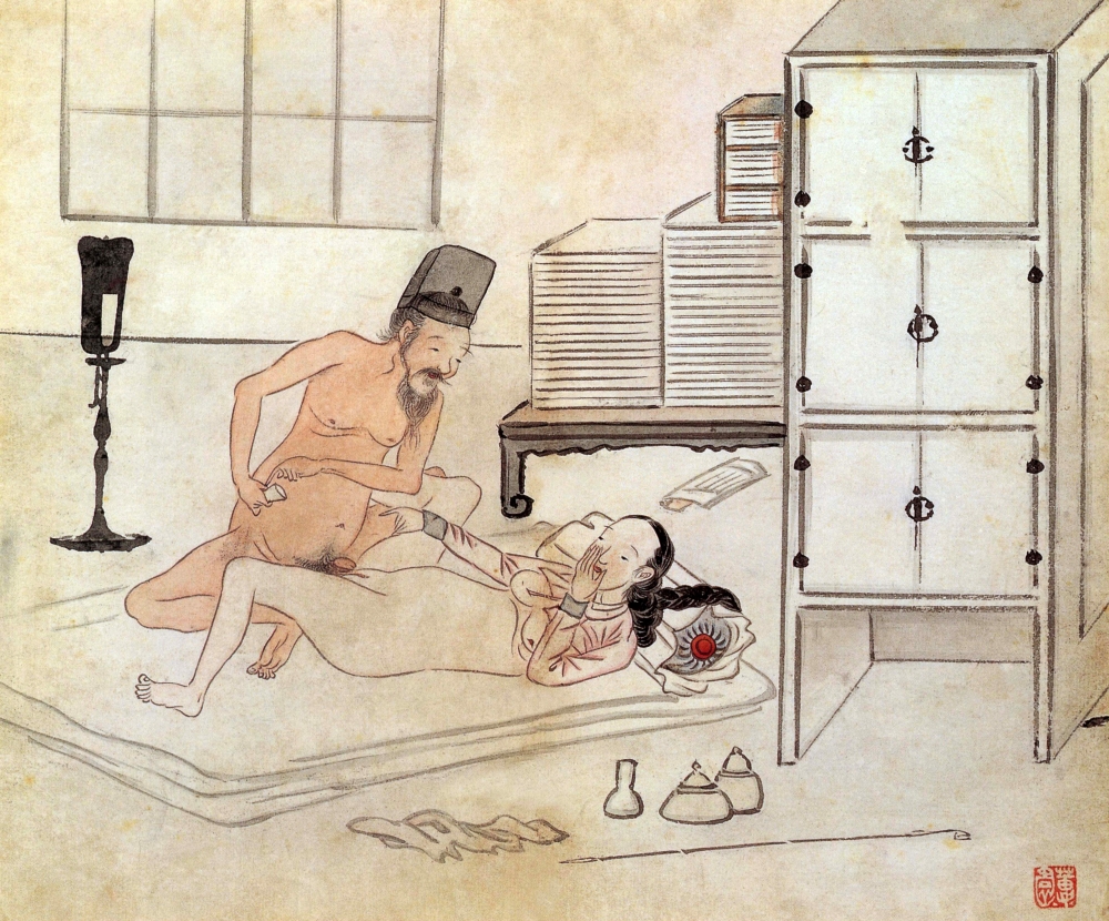 건곤일회도, 신윤복, 남자는 알몸으로 앉은 채 여자를 바라보고 있다 여자는 저고리만 입은 채 누워 남자를 쳐다보고 있다. 남자는 한 손에 창호지로 만든 피임기구를 들고 있다